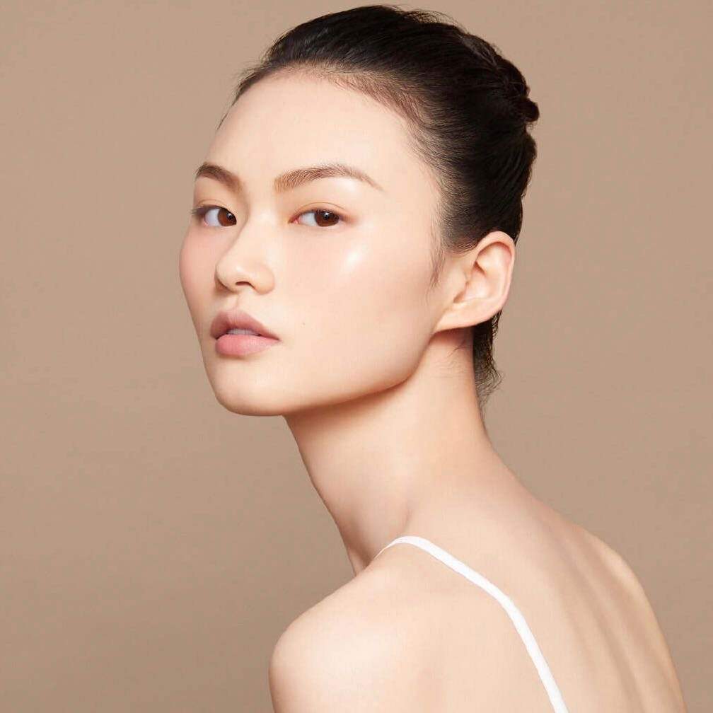 Model dengan kulit bercahaya di Beaute On Aesthetics di Singapura